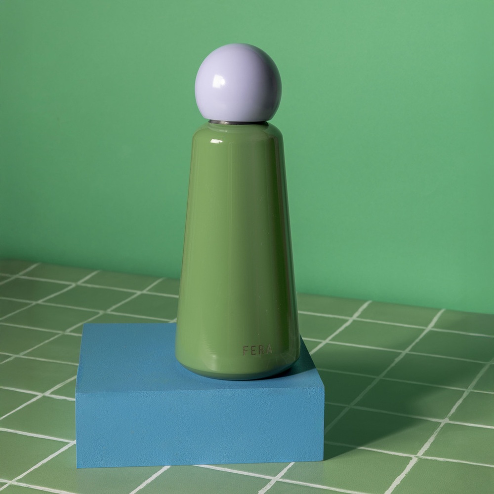 Botella de agua verde