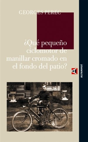 Que pequeño ciclomotor de manillar cromado en el fondo del patio?