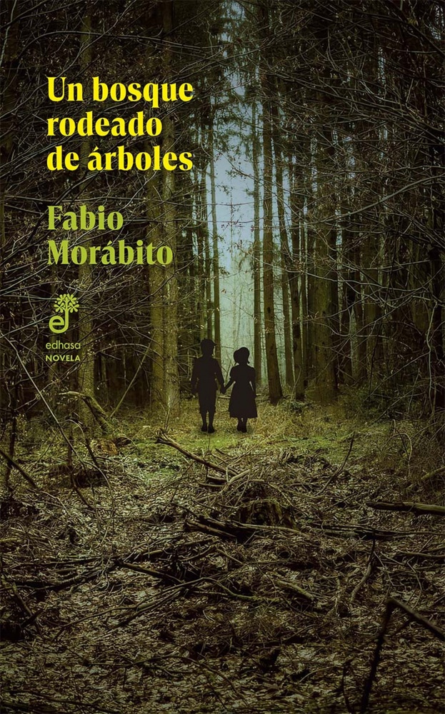 Un bosque rodeado de arbóles