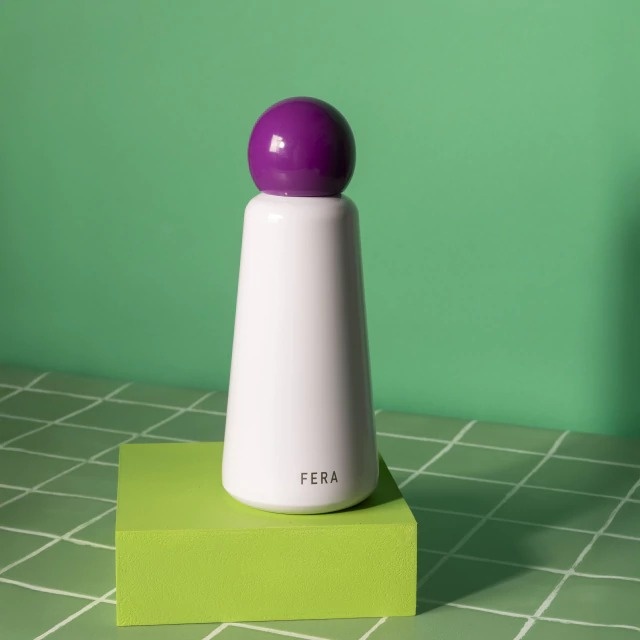 Botella de agua rosa