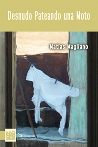 Desnudo pateando una moto